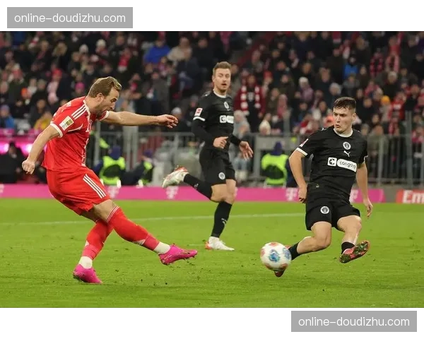 拜仁944次传球碾压圣保利 中场三角传递网络瓦解对手逼抢